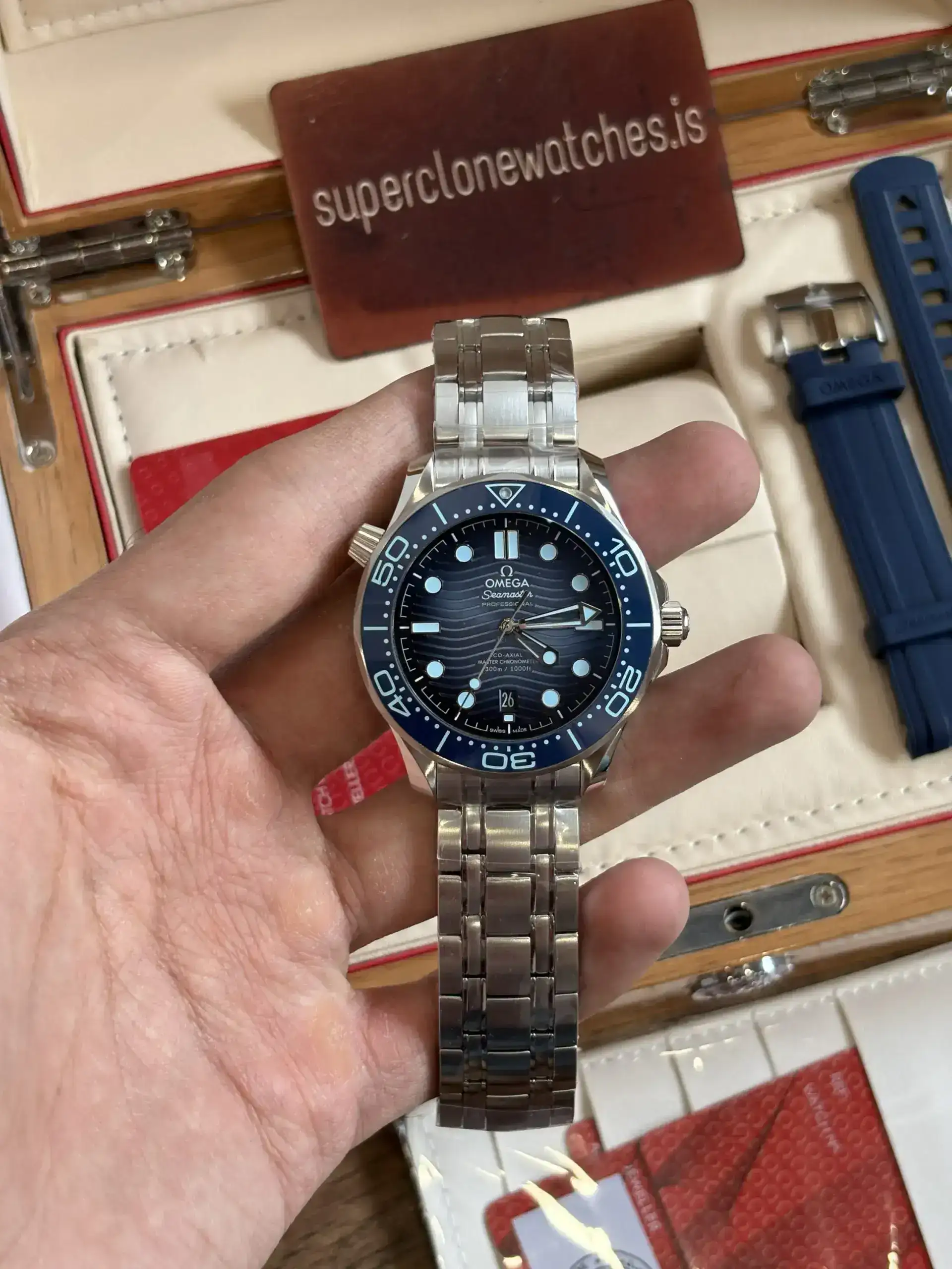 Omega Seamaster 300 detail 5